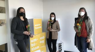 Übergabe der Blumengrüße anlässlich des Weltfrauentags