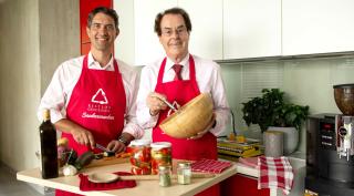 Saubermacher CEO Ralf Mittermayr und Saubermacher Gründer Hans Roth verwerten Speisereste zu köstlichen Gerichten.