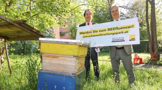 Saubermacher-Gründer Hans Roth und Dr. Peter Riedler setzen ein Zeichen für die Umwelt unter dem Motto „Bienenforschungspark“ (v. l. n. r.), Fotonachweis: Saubermacher