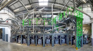Redwood erwarb 100 Prozent der Saubermacher-Tochter Redux Recycling GmbH, dem führenden Lithium-Ionen-Batterie-Recycler in der EU, per 14. Sep-tember 2023. Saubermacher bleibt weiterhin im Bereich der Lithium-Batterien-Verwertung mit Redwood in strategischer Partnerschaft aktiv.