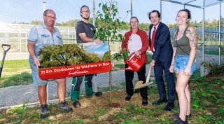 Der Grazer Verein „Kleine Wildtiere in großer Not“ bedankt sich nach Abschluss der Bauarbeiten für die Spende von 25 Bio-Obstbäumen bei Saubermacher-Gründer Hans Roth.