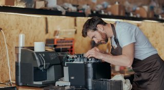 Repair Cafés bieten kostenlose Unterstützung von Fachleuten für Reparaturen von defekten Geräten.